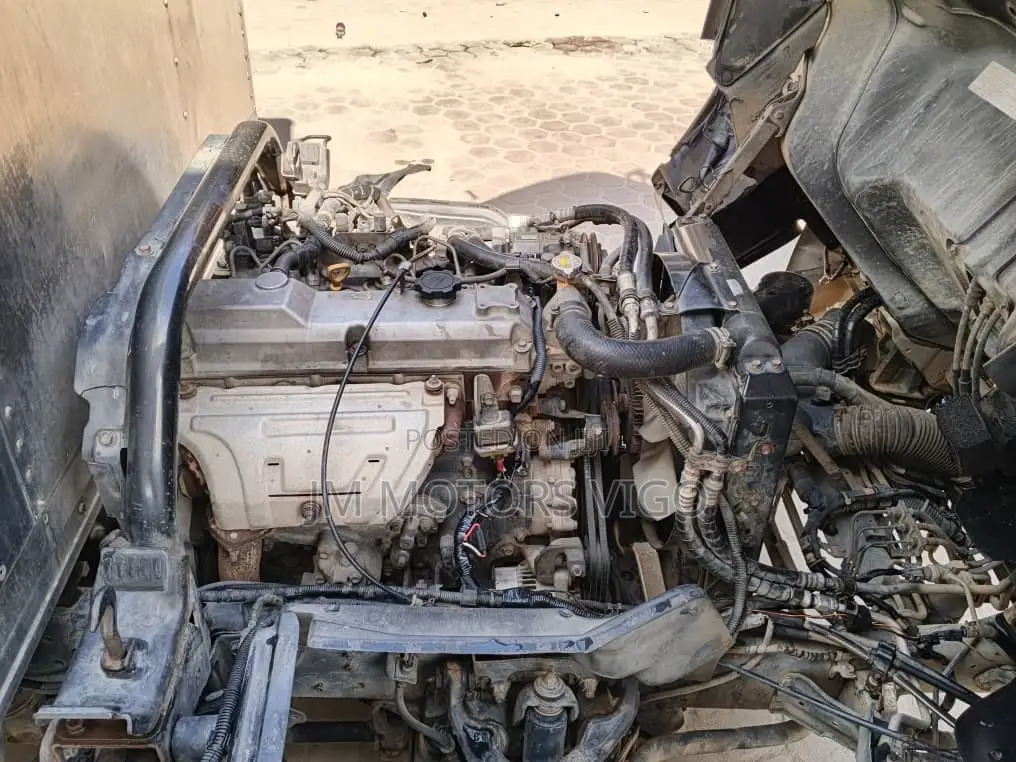 Dyna Box Body Truck Tani 2 Na Nusu