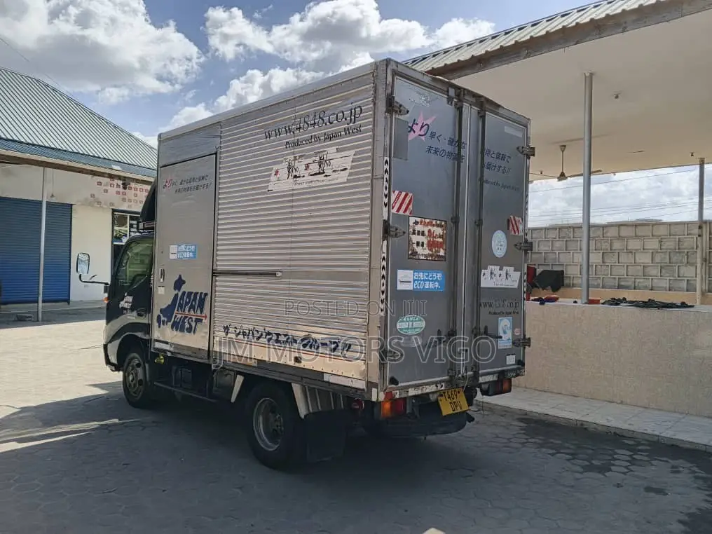 Dyna Box Body Truck Tani 2 Na Nusu