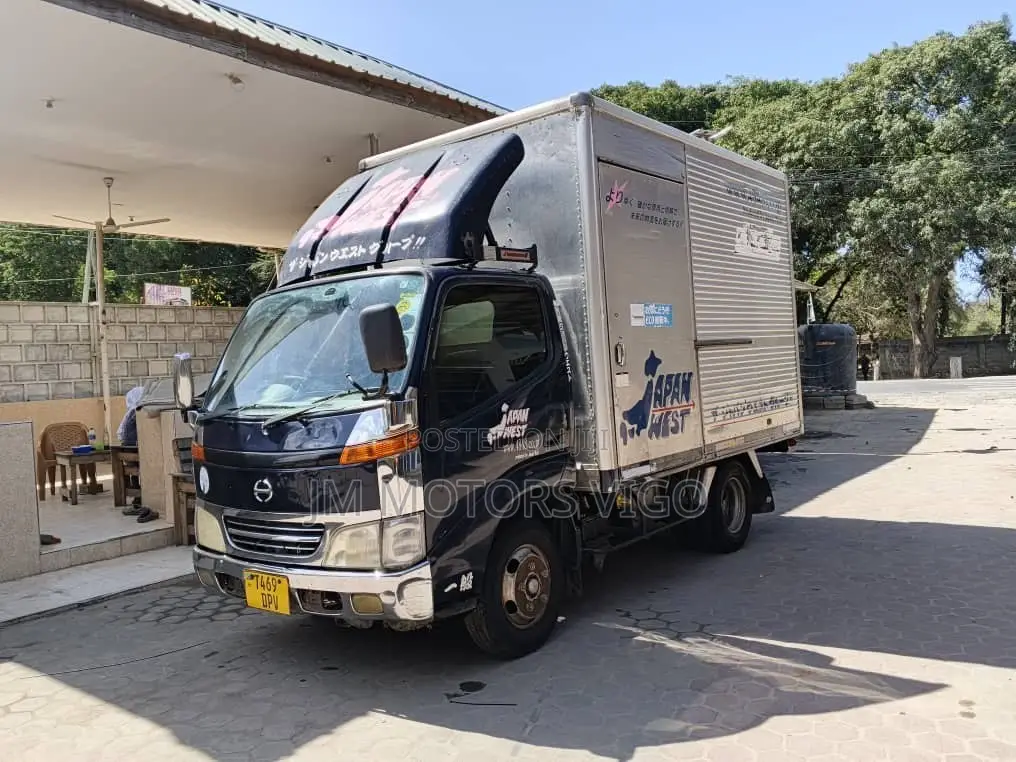 Dyna Box Body Truck Tani 2 Na Nusu