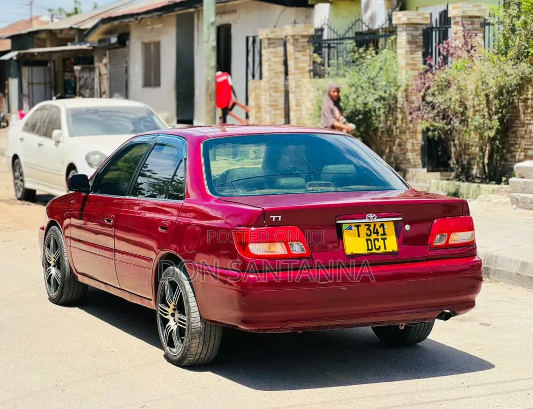 Toyota Carina 2000 Red