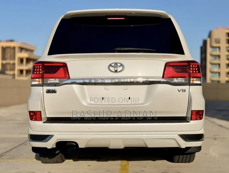 Toyota Land Cruiser 4.6 V8 ZX 2018 White