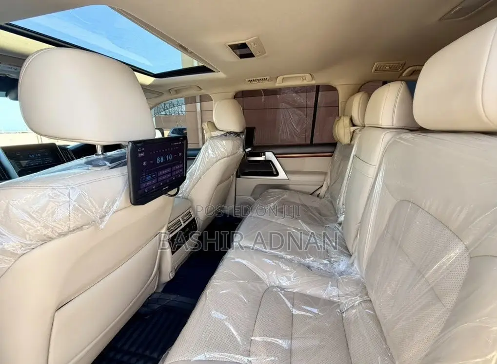 Toyota Land Cruiser 4.6 V8 ZX 2018 White