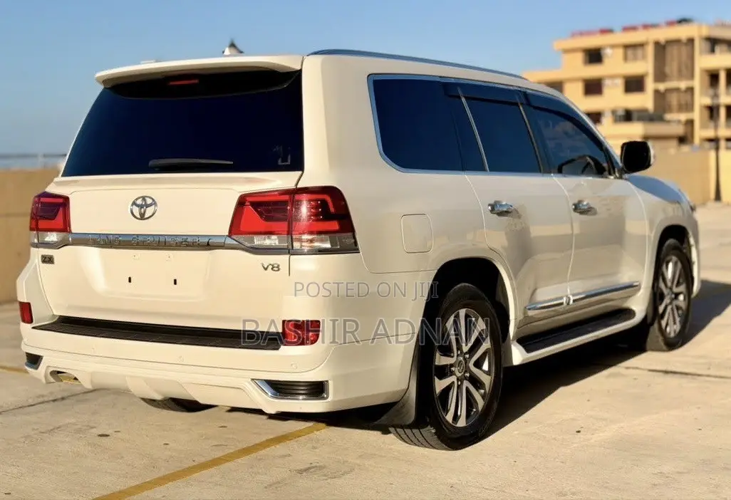 Toyota Land Cruiser 4.6 V8 ZX 2018 White