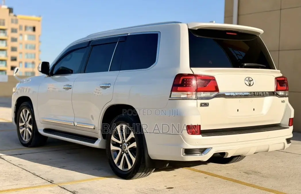 Toyota Land Cruiser 4.6 V8 ZX 2018 White