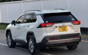 Toyota RAV4 2021 White