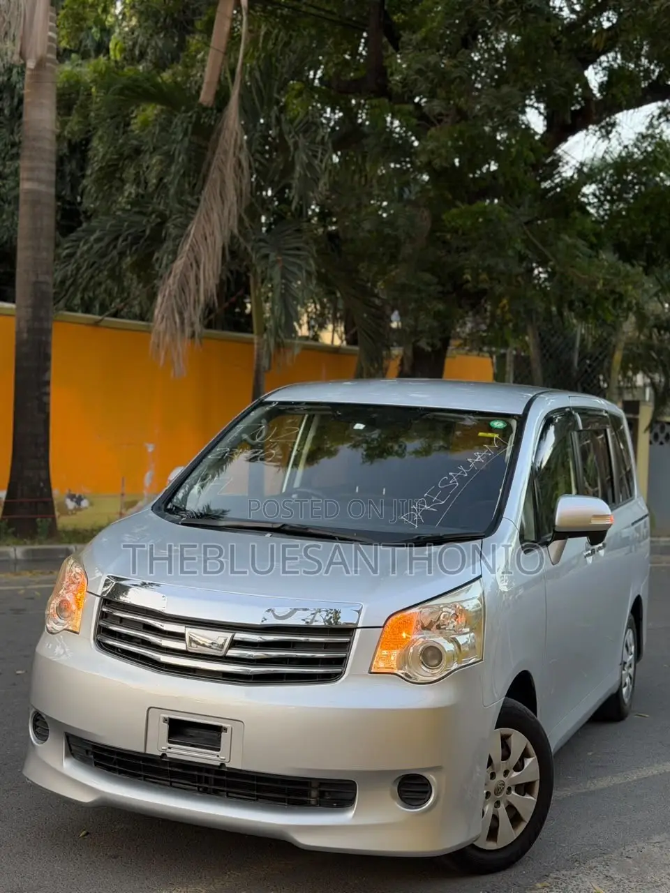Toyota Noah 2012 Silver