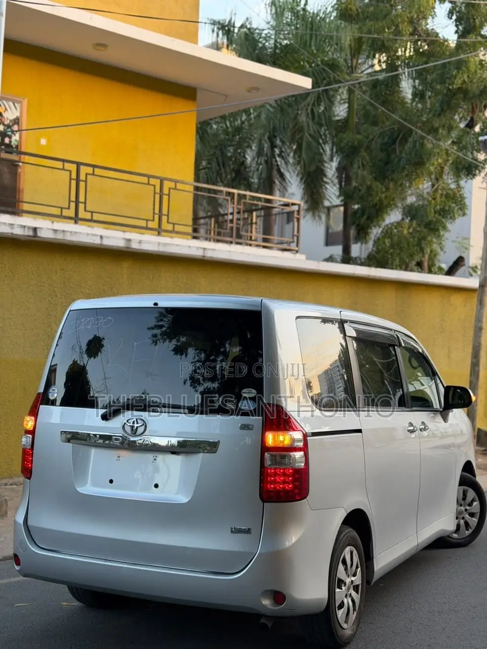 Toyota Noah 2012 Silver
