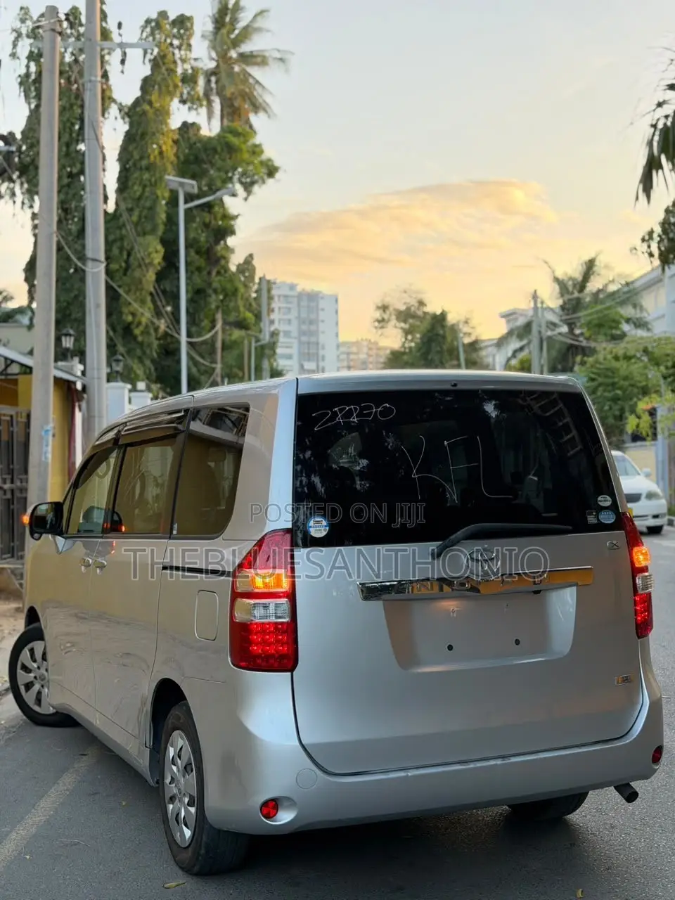 Toyota Noah 2012 Silver