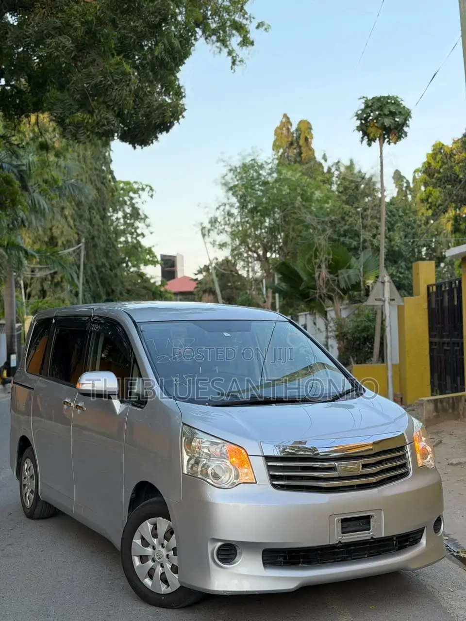Toyota Noah 2012 Silver