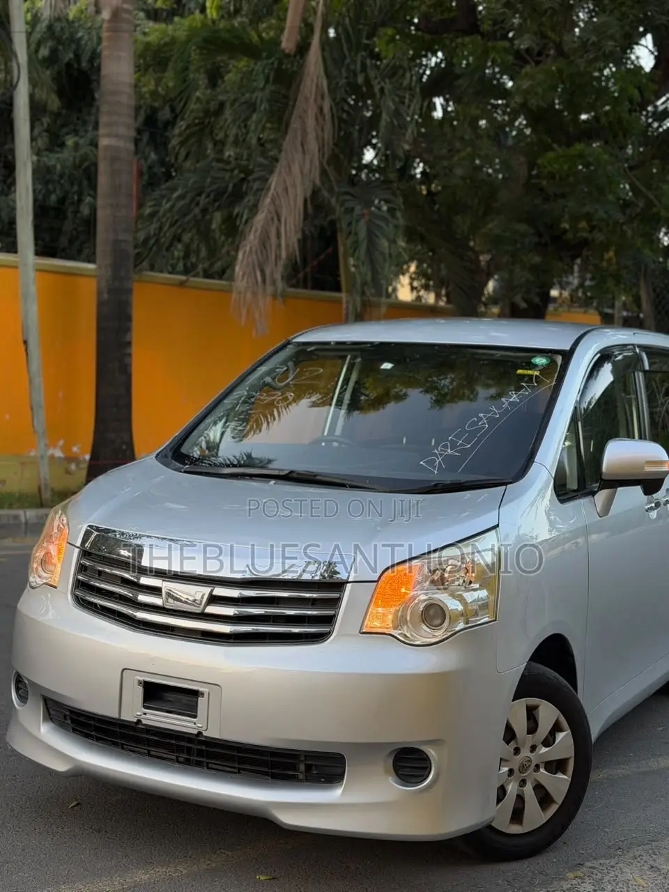 Toyota Noah 2012 Silver