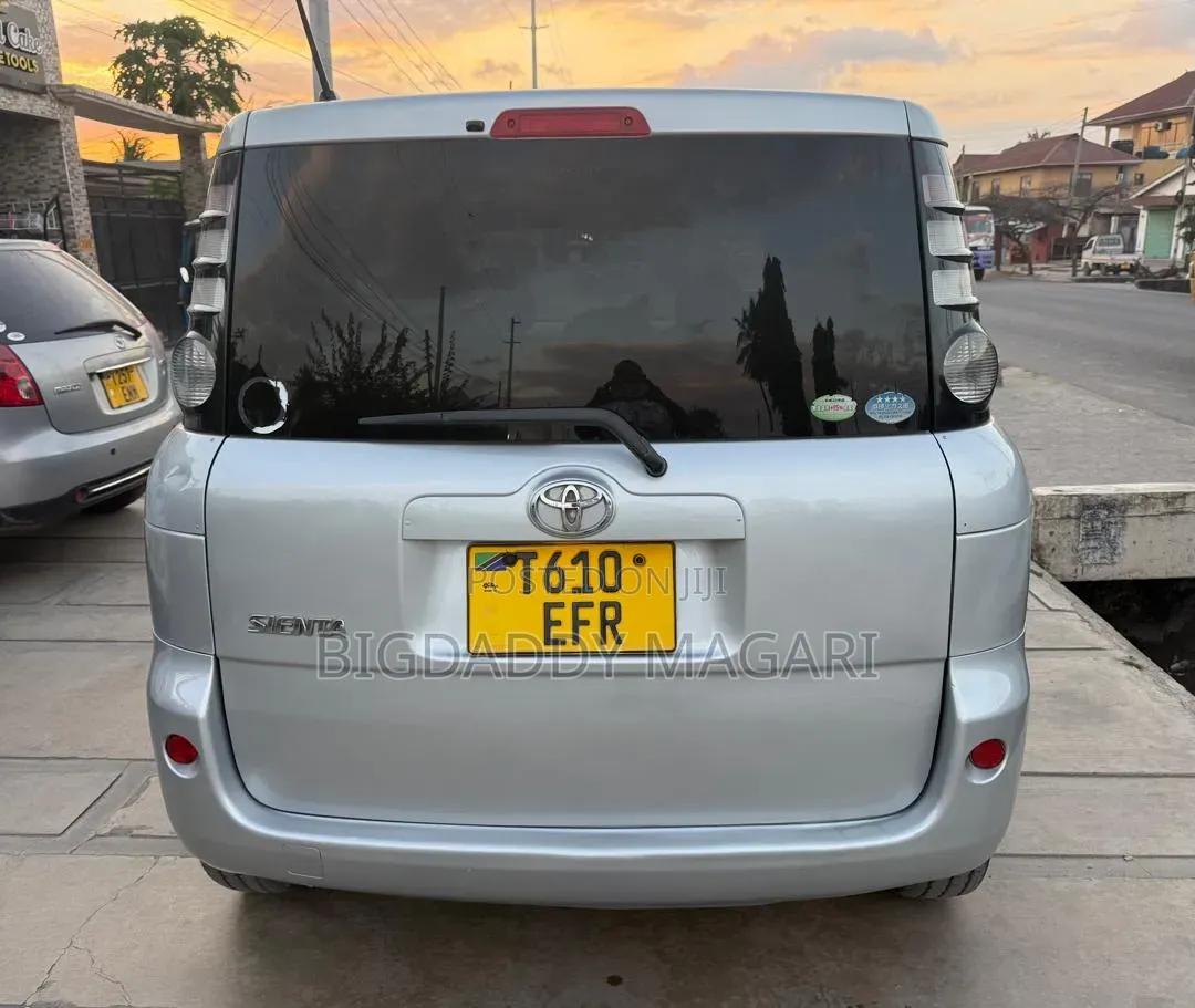 Toyota Sienta 2009