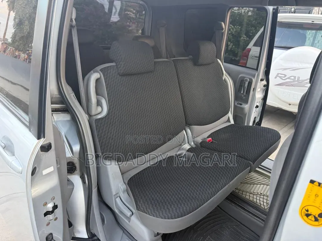 Toyota Sienta 2009