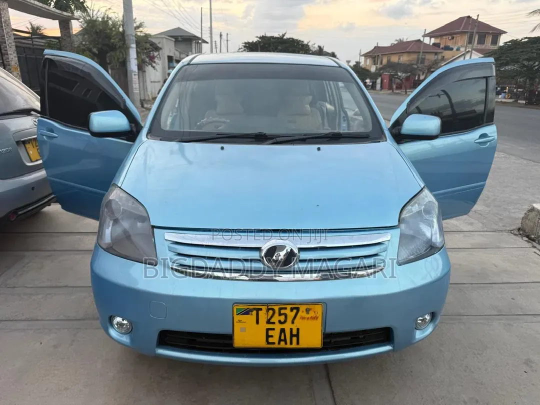 Toyota Raum 2004