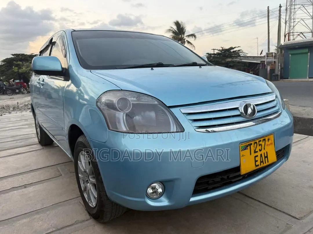 Toyota Raum 2004