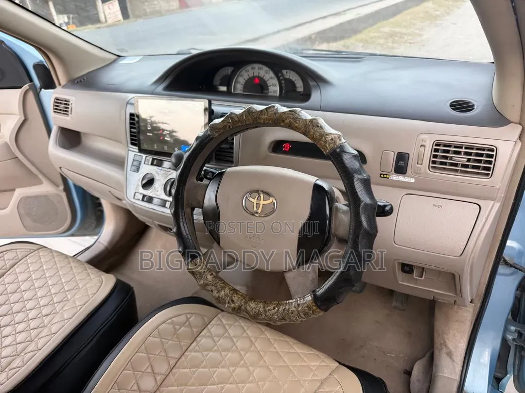 Toyota Raum 2004