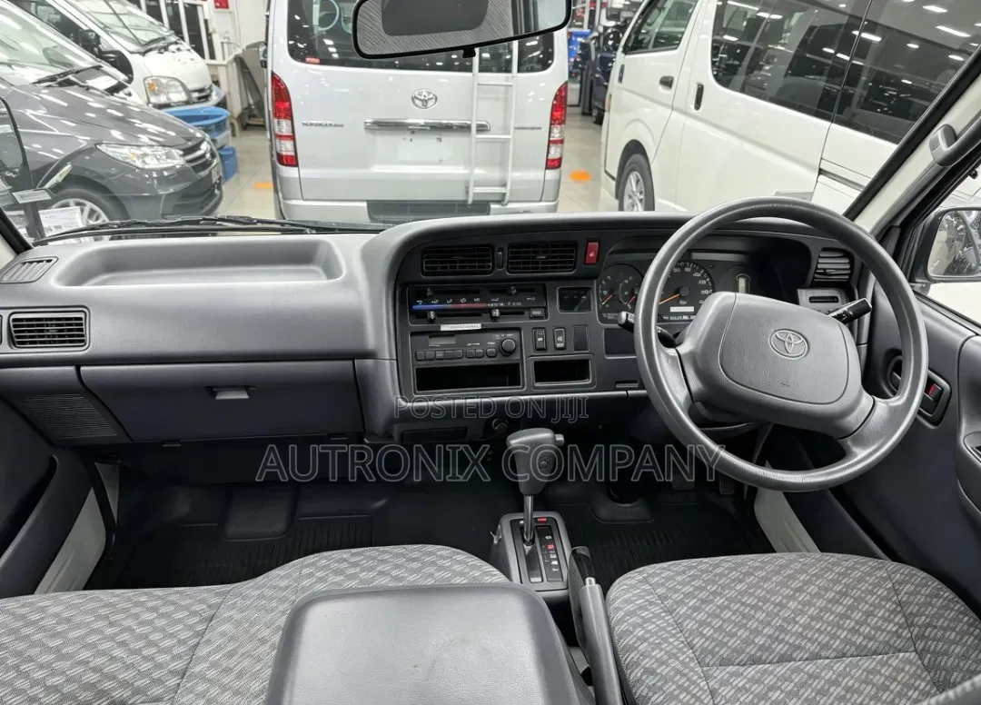 Toyota HiAce 2000 White