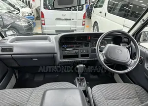Toyota HiAce 2000 White