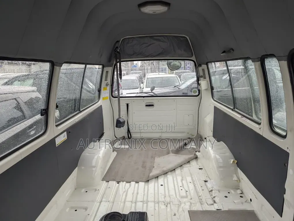 Toyota HiAce 2000 White