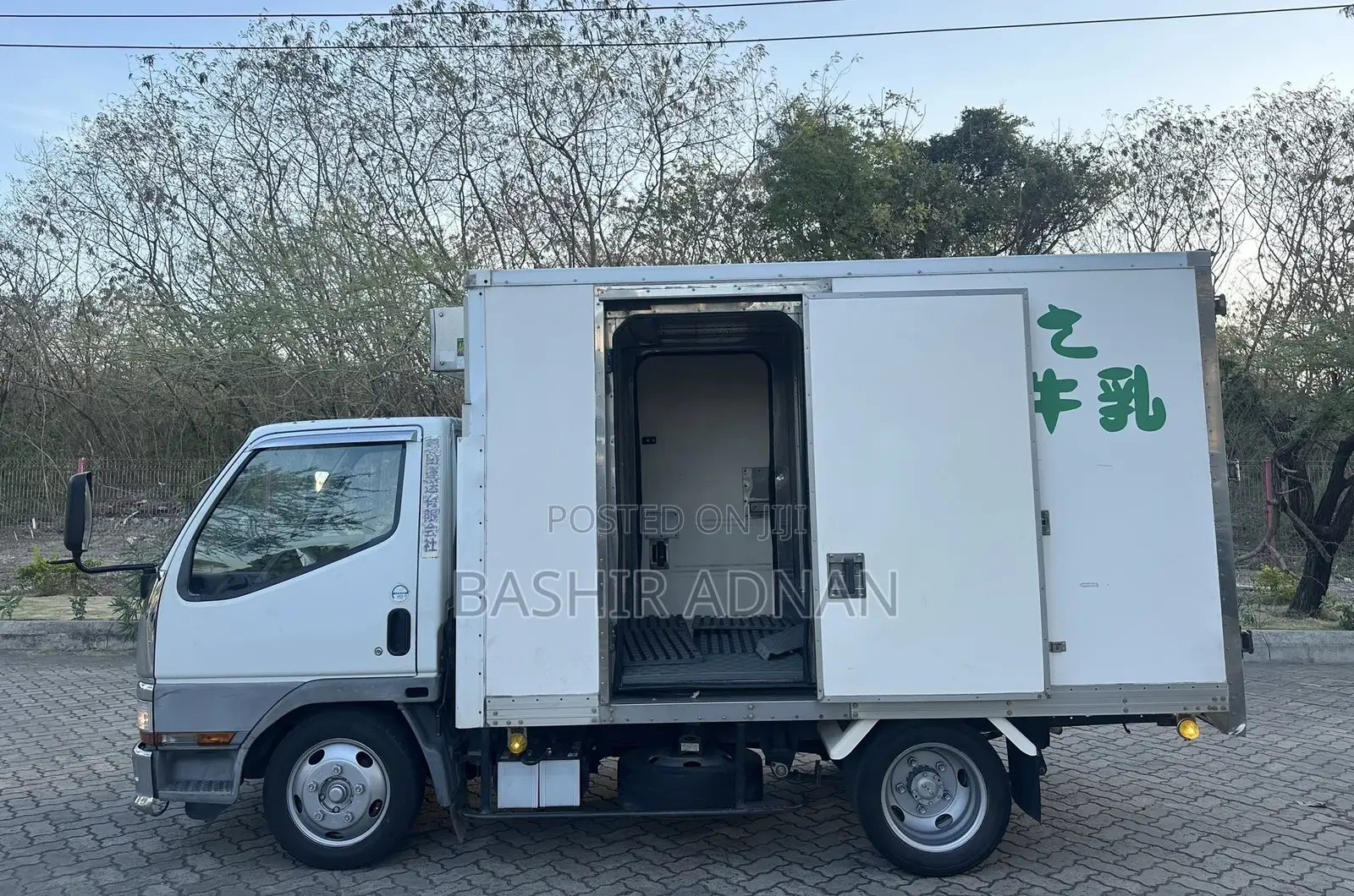 Mitsubishi Canter Custom Refrigerator Tani 2.5(tonnes) Mpya(chasis).