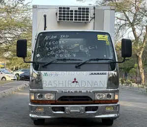Mitsubishi Canter Custom Refrigerator Tani 2.5(tonnes) Mpya(chasis).