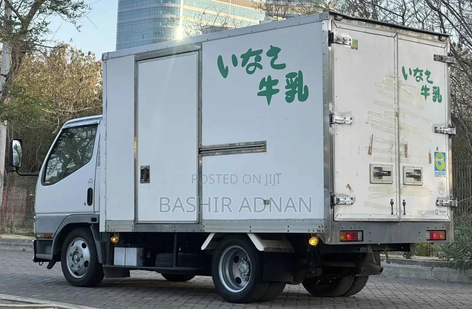 Mitsubishi Canter Custom Refrigerator Tani 2.5(tonnes) Mpya(chasis).