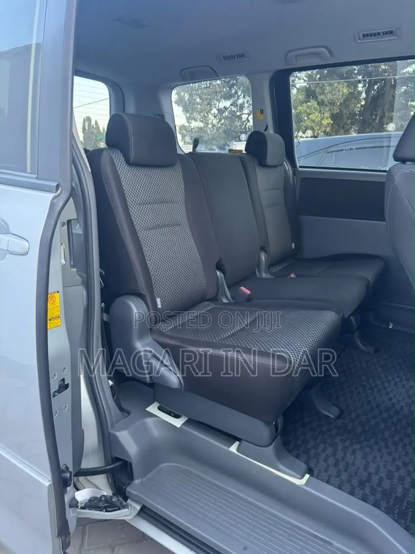 Toyota Noah 2009 Silver