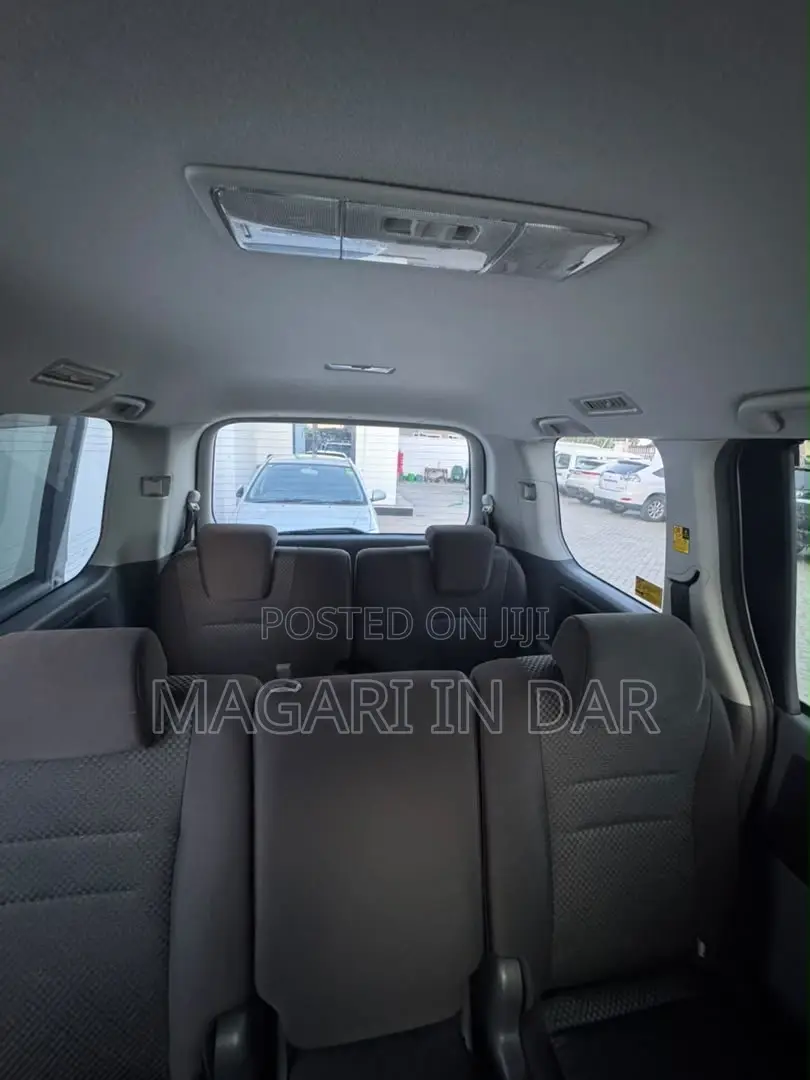 Toyota Noah 2009 Silver