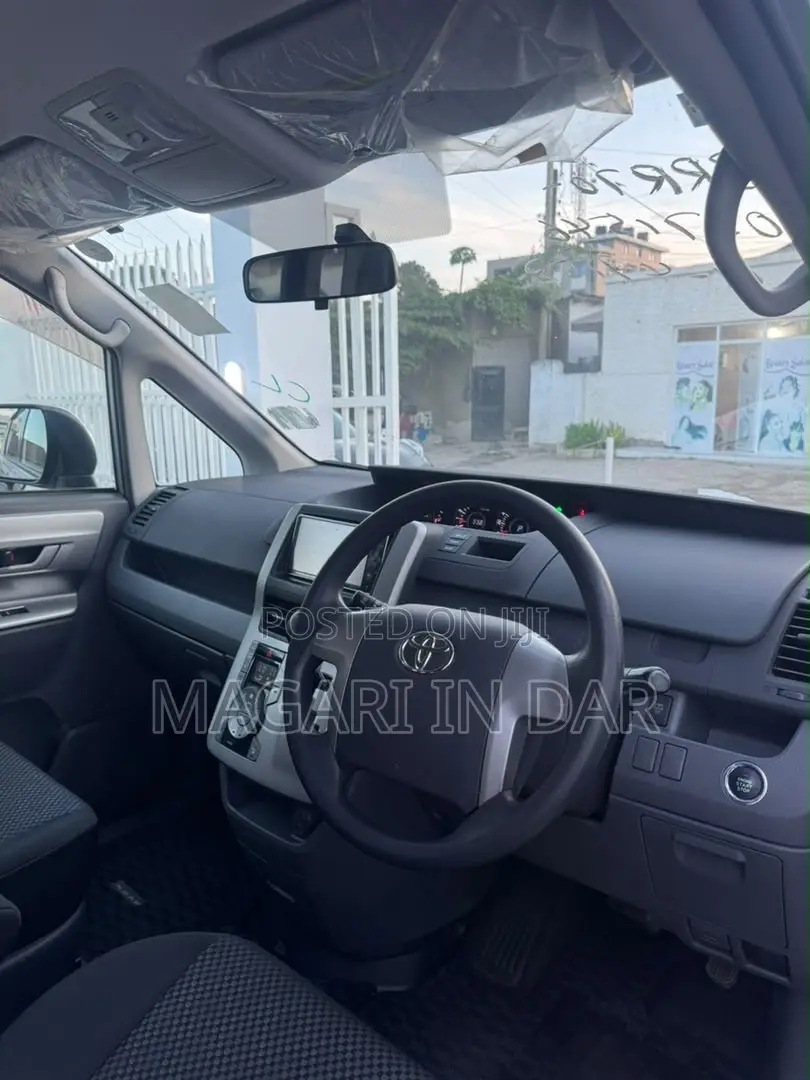 Toyota Noah 2009 Silver