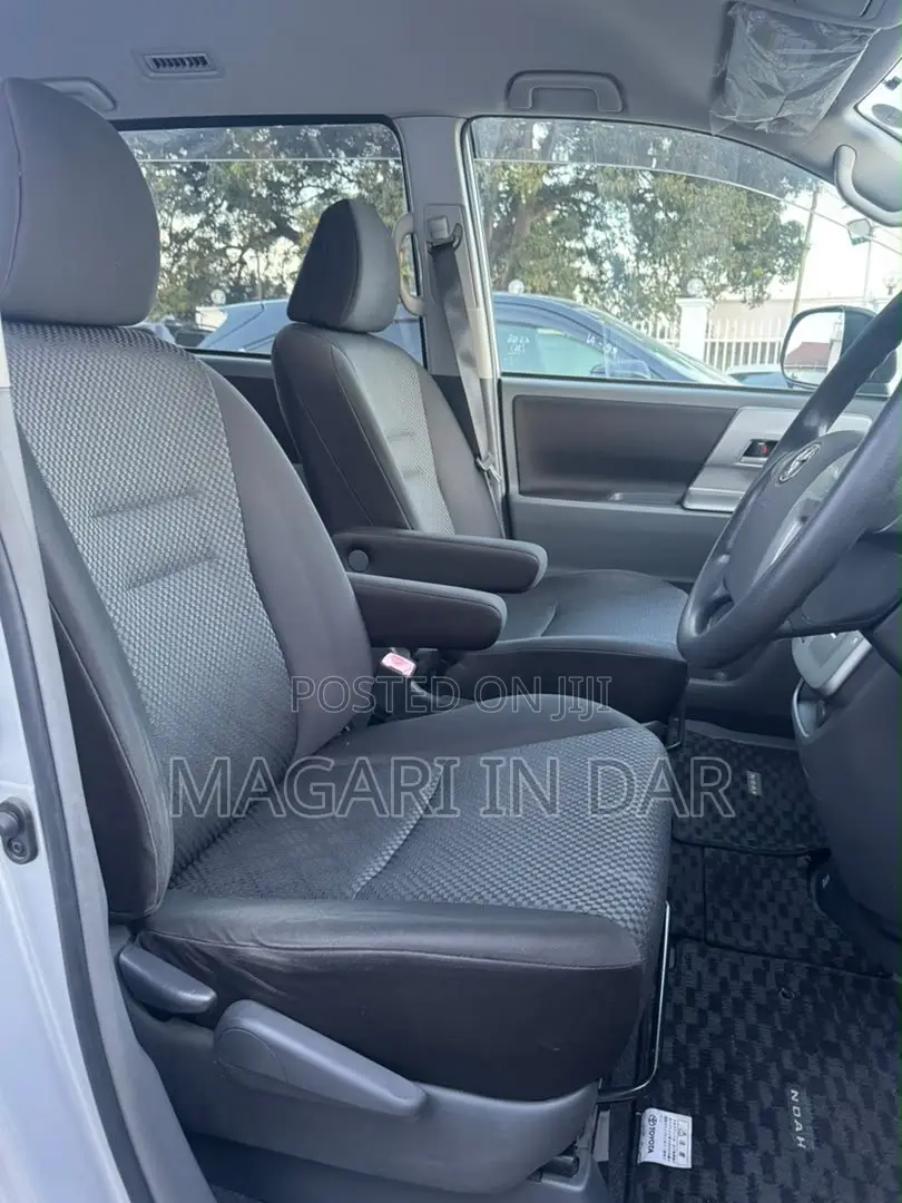Toyota Noah 2009 Silver