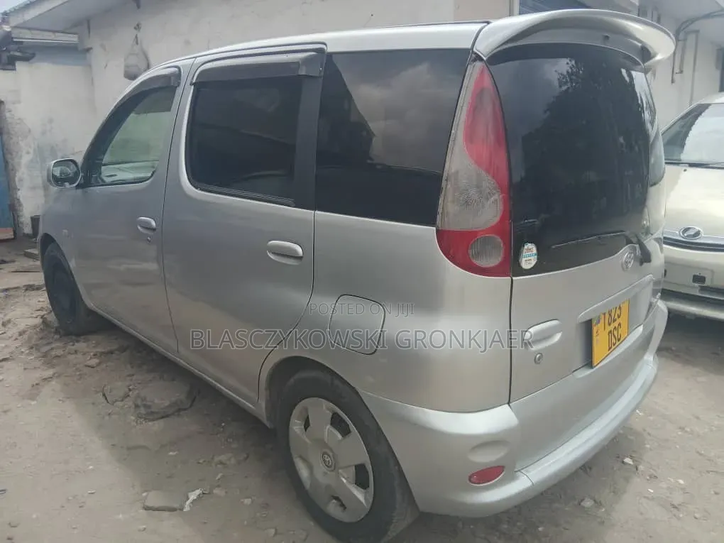Toyota Fun Cargo 2002 Silver