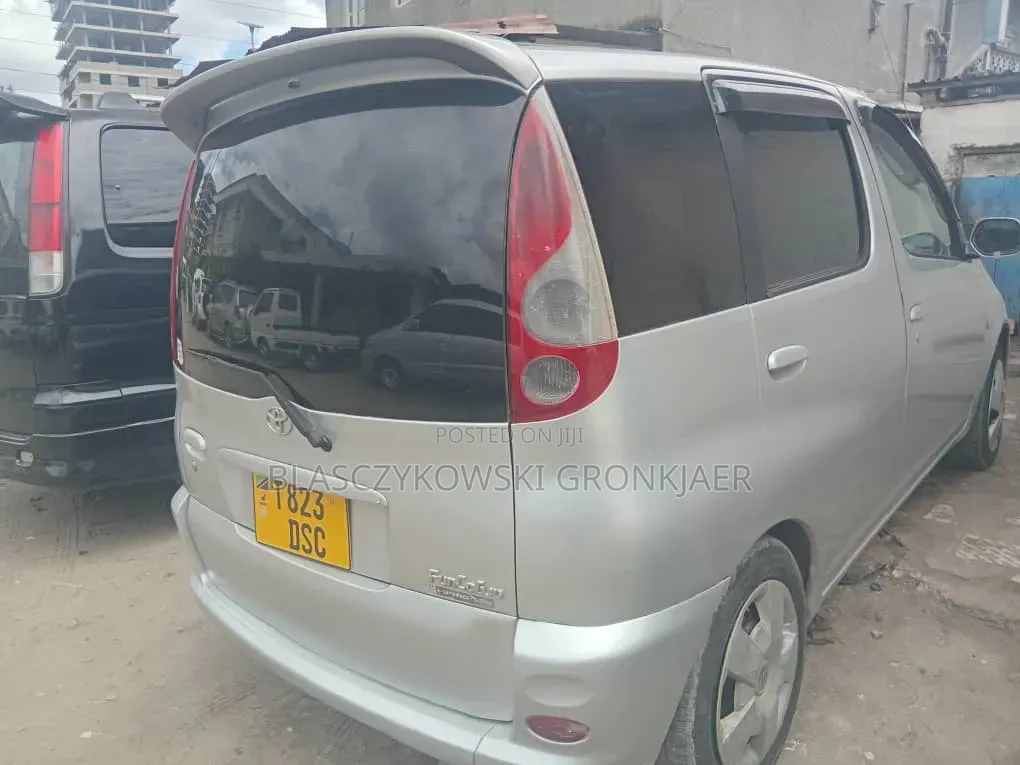 Toyota Fun Cargo 2002 Silver