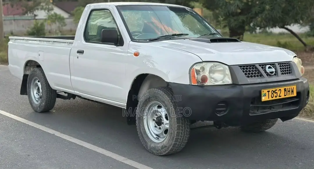 Nissan Hardbody 2016 White