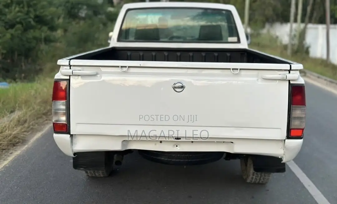 Nissan Hardbody 2016 White