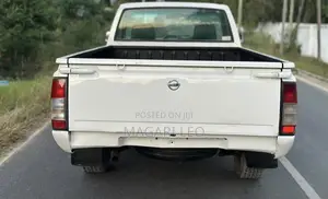Nissan Hardbody 2016 White