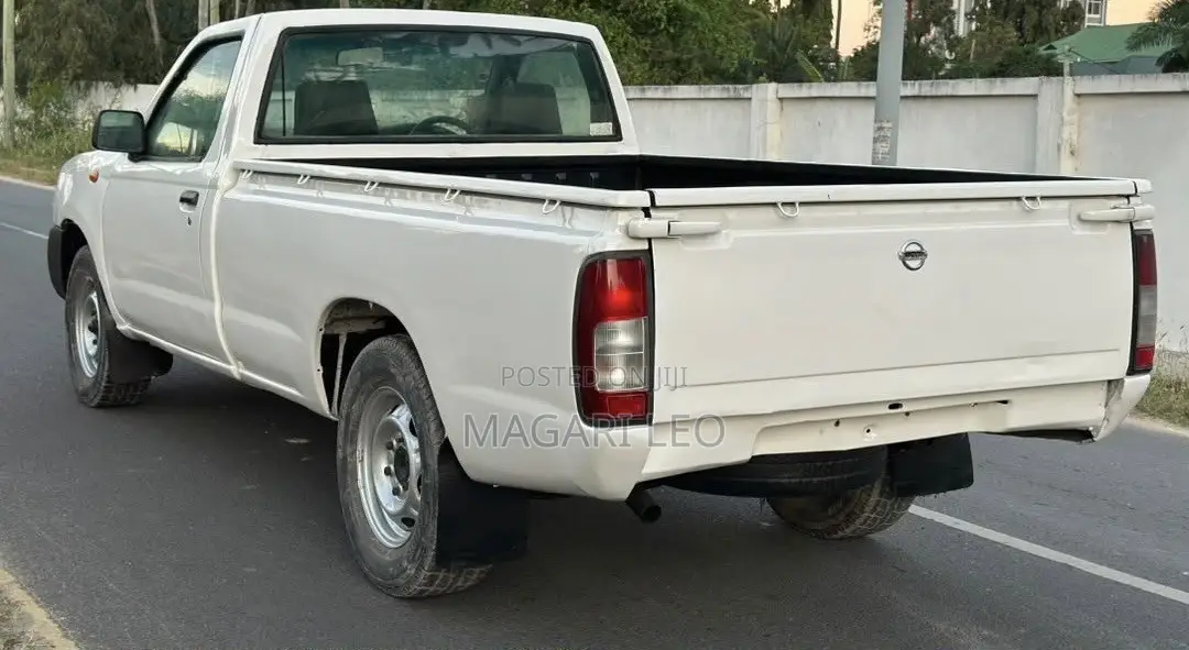 Nissan Hardbody 2016 White