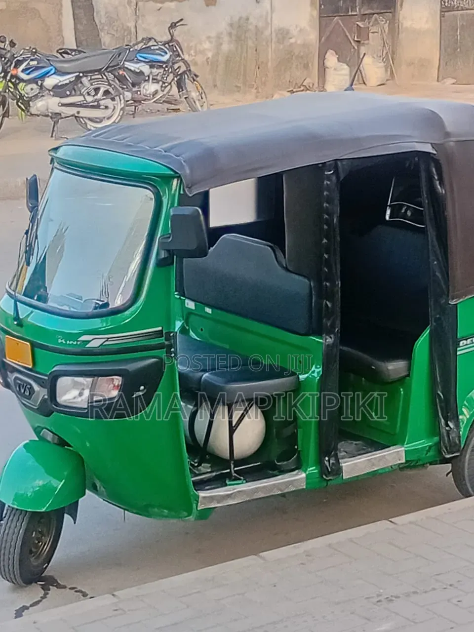 Bajaj Avenger 200 2025 Blue