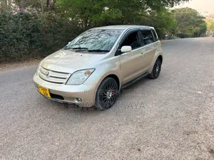 Toyota IST 2005 Gold