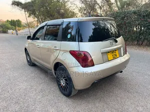 Toyota IST 2005 Gold