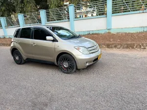 Toyota IST 2005 Gold