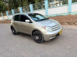 Toyota IST 2005 Gold
