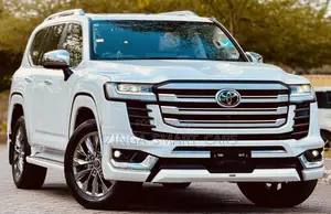 Toyota Land Cruiser LC300 2025 White