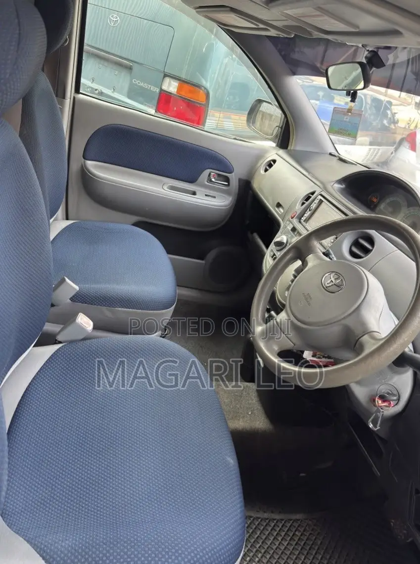 Toyota Sienta 1.5 FWD 2005 Silver