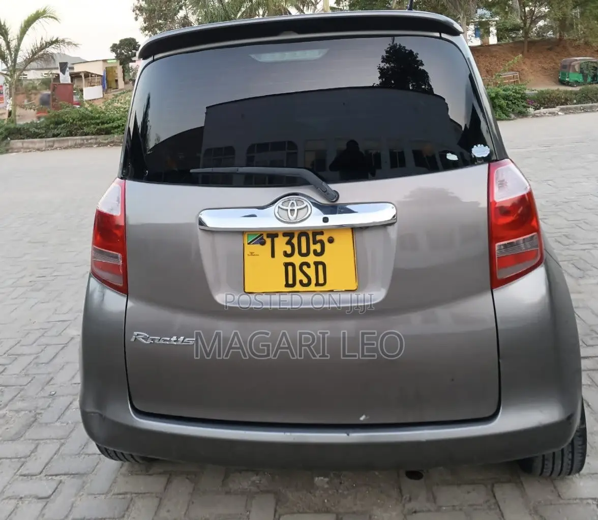 Toyota Ractis 1.5 FWD 2005 Gray