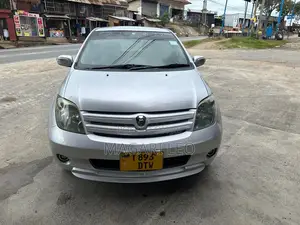 Toyota IST 2004 Silver