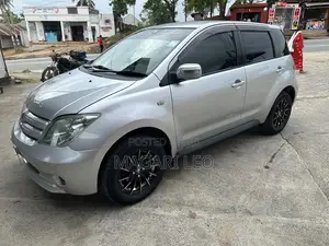 Toyota IST 2004 Silver
