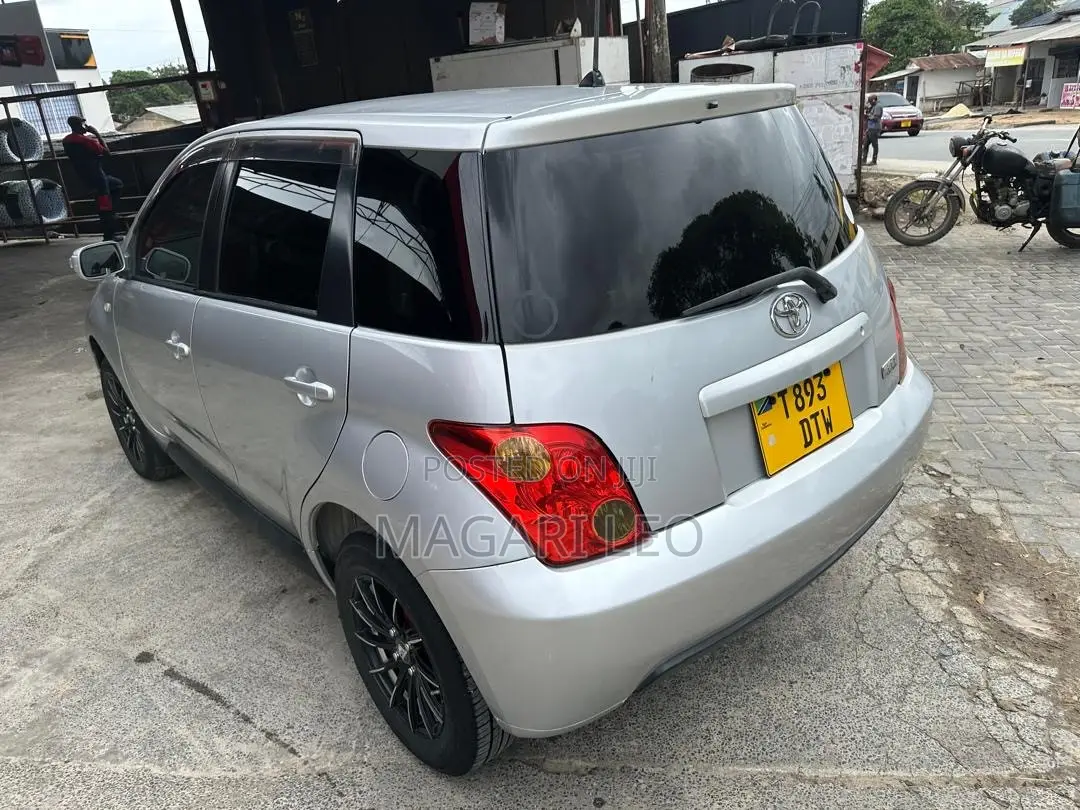 Toyota IST 2004 Silver