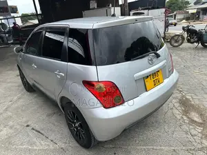 Toyota IST 2004 Silver