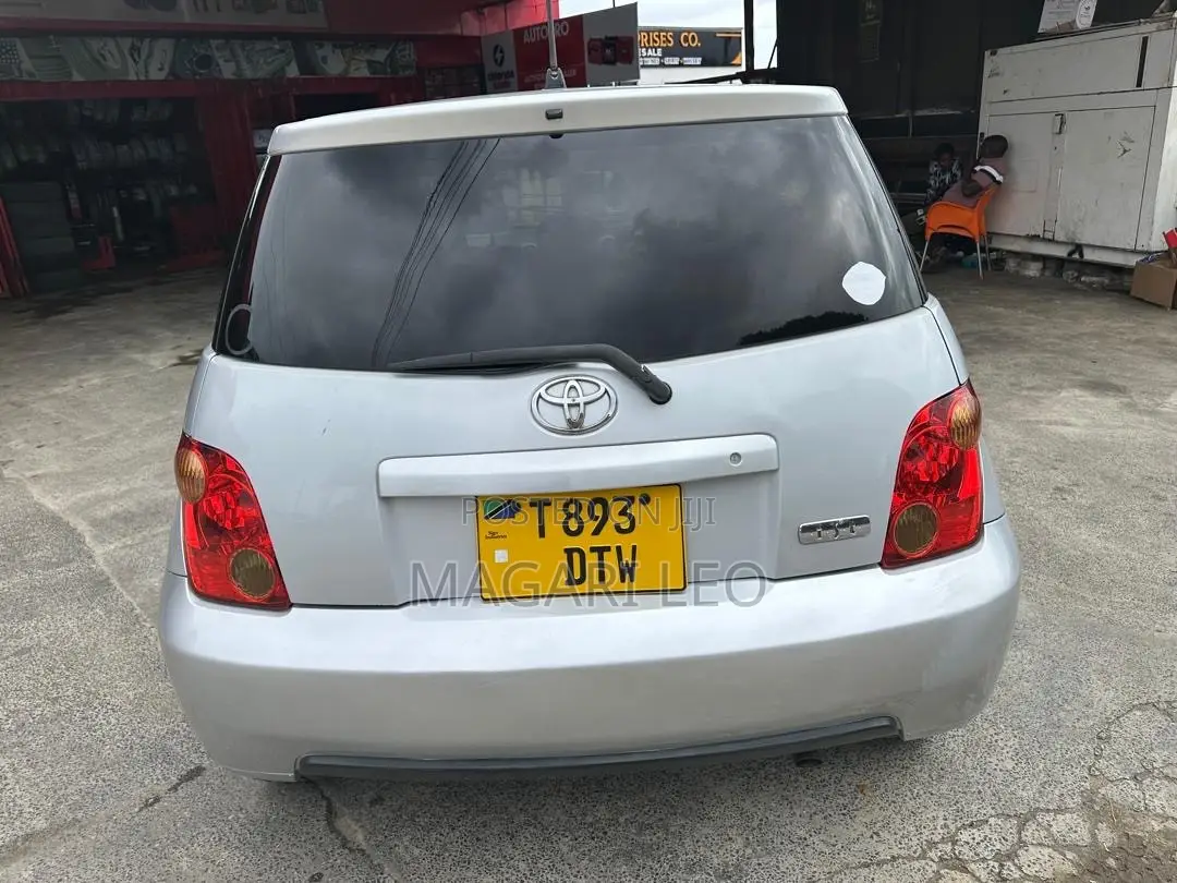 Toyota IST 2004 Silver