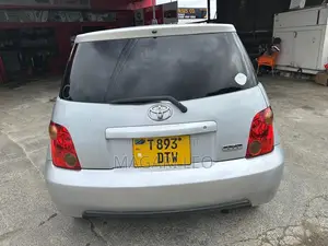 Toyota IST 2004 Silver