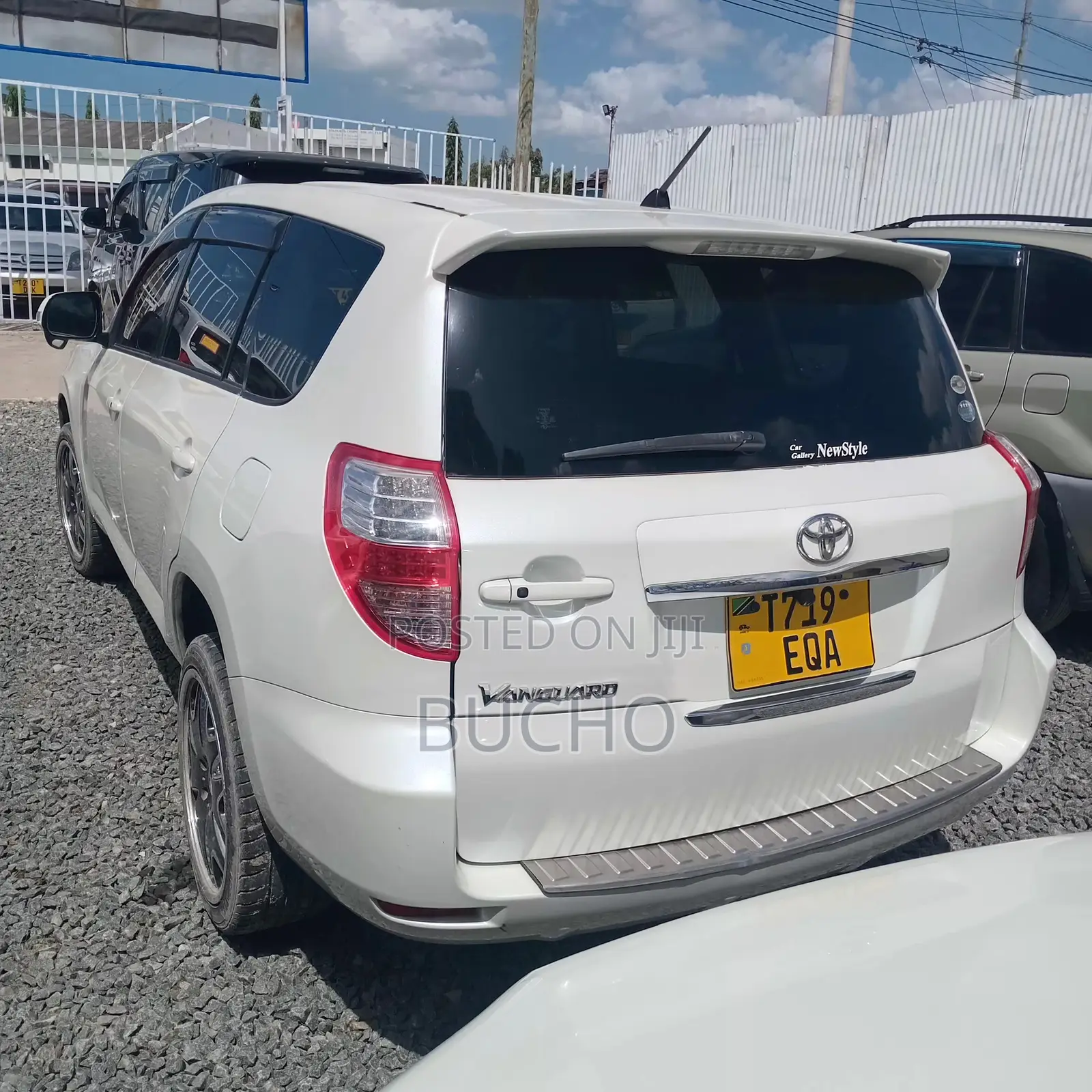 Toyota Vanguard 2010 White